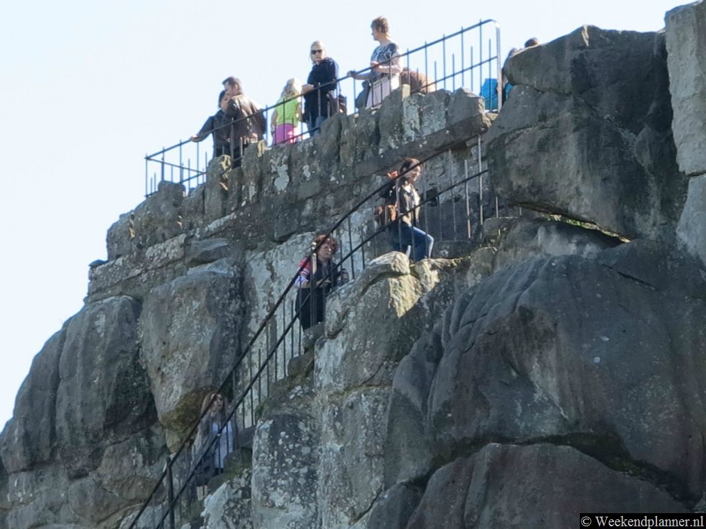 Boven op de rotsen heb je een prachtig uitzicht over het meertje, het grote grasveld met bezoekers en over de bossen.Tip: Naar de Externsteine in het Teutoburger Woud.